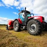 Pomocníci nielen na stavbu, ale aj na farmy: kde si zaobstarať kvalitné poľnohospodárske stroje?
