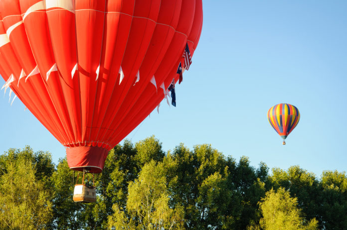 Viete, ako prebieha zážitkový let balónom?