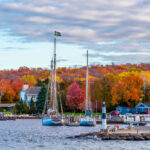 Najlepšie dovolenky na jachte. Kedy vyraziť na plavbu na jachte. Plachtenie na jeseň.