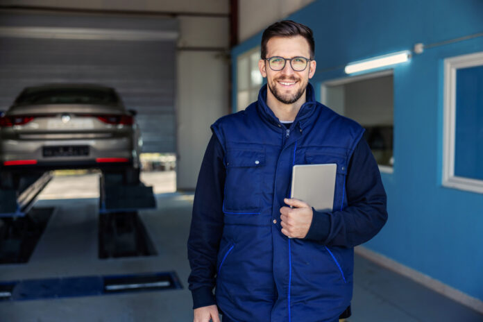 Automobil pripravený na STK a EK kontrolu, zobrazujúci kľúčové kroky na hladký priebeh.