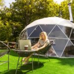 Luxusný glamping stan v prírode s pohodlným vybavením na nezabudnuteľný zážitok.