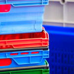 Rôzne typy plastových prepraviek vyrobených z odolných materiálov, pripravené na skladovanie a transport.