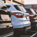 Auto zaparkované na bezpečnom mieste s kamerovým dohľadom a pouličným osvetlením.