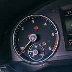 Rozsvietená kontrolka motora na prístrojovej doske auta.