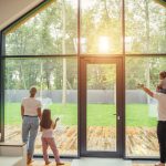 Ekologický dom na kľúč so zelenou strechou a moderným dizajnom.