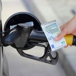 Vodič sleduje palubný počítač s údajom o spotrebe paliva počas jazdy.
