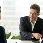 Začínajúci podnikateľ pracuje na nízkonákladovom podnikateľskom projekte s minimálnym kapitálom.