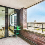 Moderný rodinný dom s veľkoformátovými antracitovými hliníkovými oknami a presklenými hliníkovými dverami na terasu.