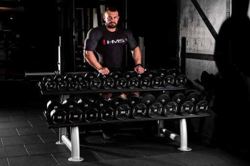 Silový tréning doma s činkami a ďalšími fitness pomôckami na posilňovanie.