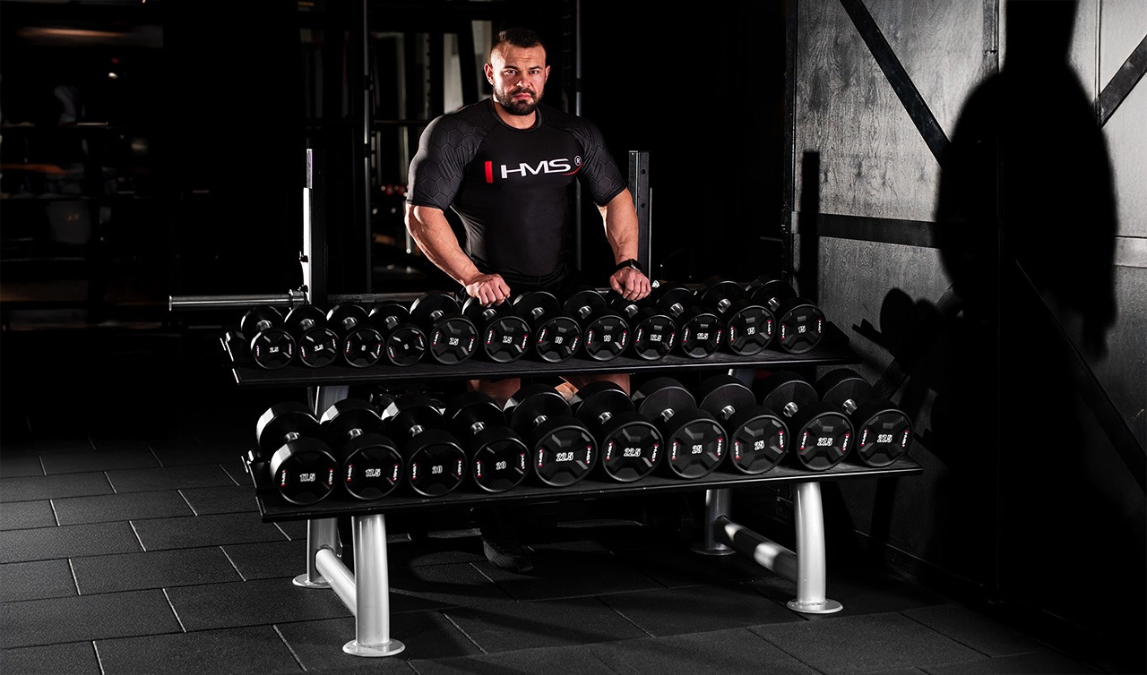 Silový tréning doma s činkami a ďalšími fitness pomôckami na posilňovanie.