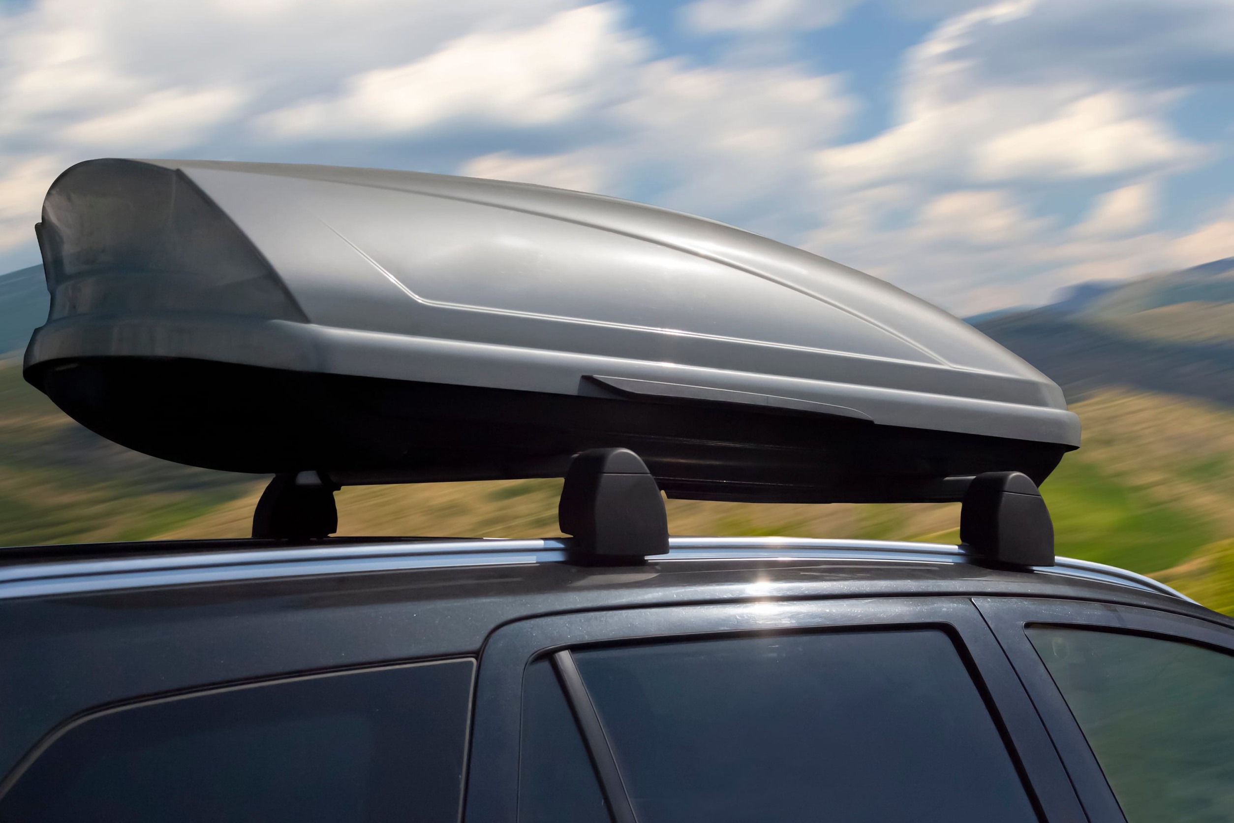 Osobné auto so strešným boxom na streche, ktorý pri celoročnom používaní zvyšuje odpor vzduchu a spotrebu paliva.